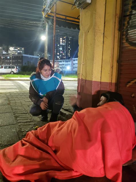 Equipo de Hogar de Cristo en una ruta social entregando apoyo a personas en situación de calle