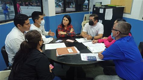Foto de una reunión o mesa de diálogo con autoridades educativas y representantes estudiantiles