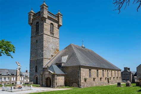 Iglesia histórica de un pueblo en Normandía