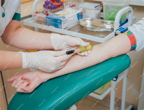 enfermera tomando una muestra de sangre a domicilio