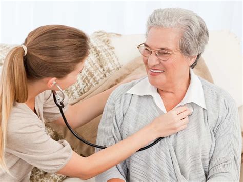 médico atendiendo a un adulto mayor en su hogar