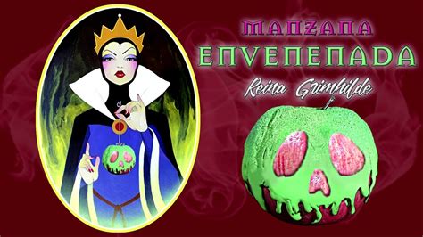 Ilustración de la Reina Malvada disfrazada de anciana ofreciendo una manzana a Blancanieves.