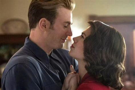 Foto de Steve Rogers y Peggy Carter bailando o en una escena romántica