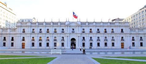 Exhibición artística frente al Palacio de La Moneda