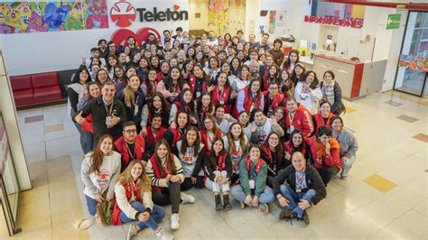 Voluntarios de Teletón realizando mejoras de accesibilidad en viviendas