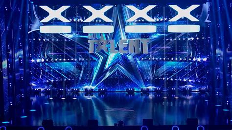 Foto de Dorothy Williams en el escenario de America's Got Talent realizando un striptease, con el jurado visiblemente sorprendido