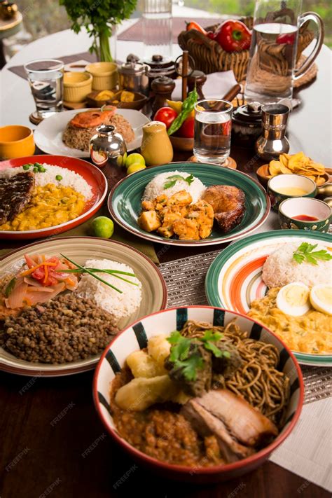 Mesa de buffet variada con platos de diferentes cocinas del mundo