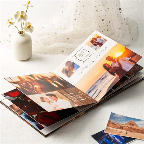 Álbum de fotos abierto con dedicatorias y fotografías de recuerdos