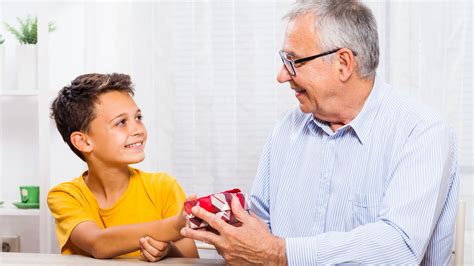 Diagrama que muestra la transmisión de valores y fe a través de generaciones.