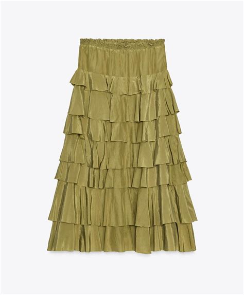 Mujer mayor usando una falda maxi asimétrica con volantes en un entorno exterior soleado