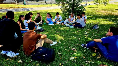 Fotografía de jóvenes participando en una actividad de lectura en un centro de menores
