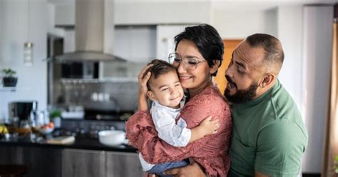 Familia abrazando a un ser querido anciano en un ambiente tranquilo de hogar, simbolizando apoyo al final de la vida.