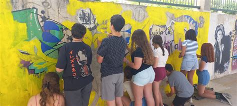 Mural pintado por jóvenes en un centro de internación, representando sus sueños y frustraciones