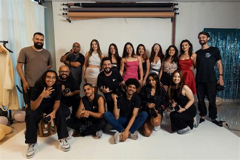 Foto grupal del personal de la residencia con adolescentes celebrando