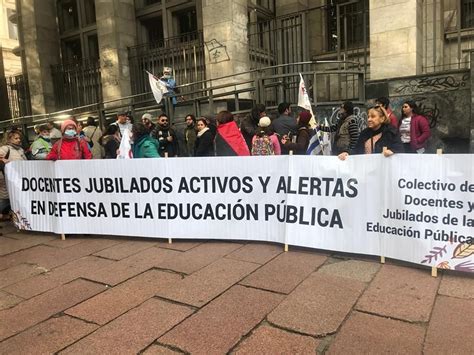 Foto de una manifestación o asamblea de docentes jubilados, mostrando su unión y demanda por la Deuda Histórica