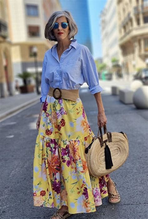 Influencers de moda combinando prendas modernas con accesorios estilo grandmacore