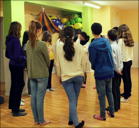 Imagen de adolescentes participando en un taller dinámico y colaborativo