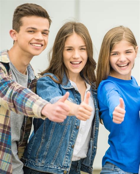 Imagen de adolescentes mostrando confianza y autoaceptación