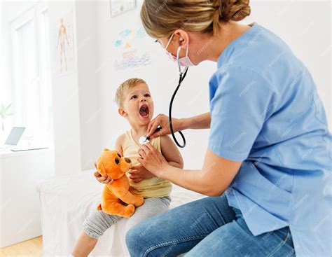Foto de un niño recibiendo cuidado médico en un entorno cálido
