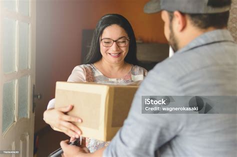 Fotografía de una familia recibiendo una caja de alimentos como parte de un programa de ayuda social en Peñaflor