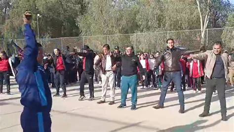 Foto de estudiantes palestinas en Chile junto a autoridades educativas