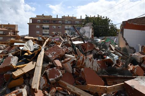 Foto de escombros de una vivienda derrumbada en Valparaíso, con equipos de rescate trabajando
