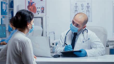 Equipo médico atendiendo a una persona mayor en una consulta
