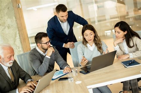 Equipo multidisciplinario trabajando en una oficina o en terreno, con enfoque en la interacción y apoyo
