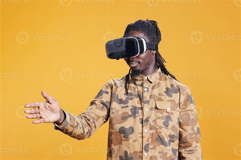 Persona cuidadora utilizando lentes de realidad virtual para relajarse