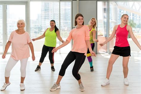 Mujer cuidadora participando en una clase de bailoterapia