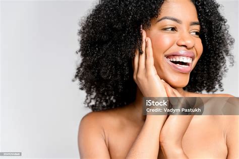 Paddy Jones con una sonrisa vivaz, luciendo su cabello blanco y su figura menuda en el escenario
