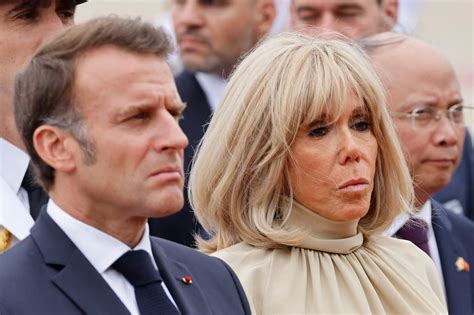 Foto de Emmanuel Macron y Brigitte Macron, pareja con mujer mayor y hombre joven