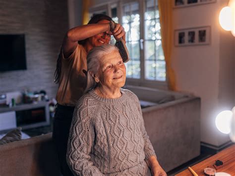 Foto temática: Abuela cuidando a su nieto