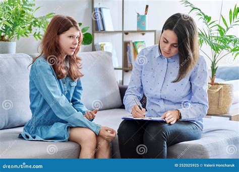 Foto profesional de psicóloga infantil y del adolescente