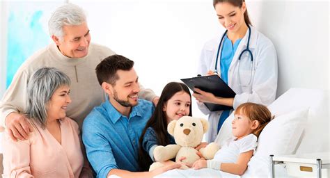 Enfermera realizando una visita domiciliaria, interactuando con el paciente y su familia