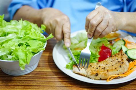 Ilustración de una dieta equilibrada para la tercera edad
