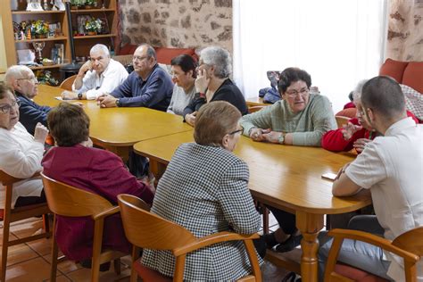 Grupo de mujeres mayores participando en una actividad comunitaria