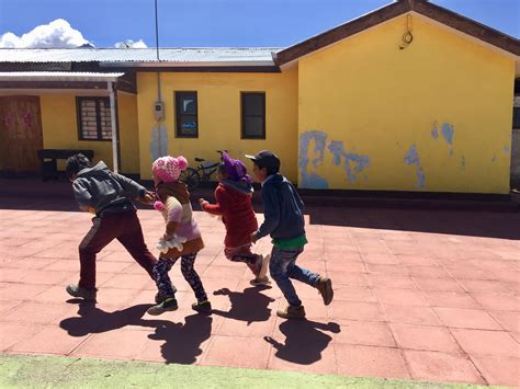 Foto de niños en una escuela rural chilena de los años 60, simbolizando la ampliación de la educación.