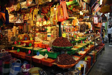 Imagen de un mercado tradicional de Oaxaca, con un enfoque en la actividad diaria y la presencia de vendedores