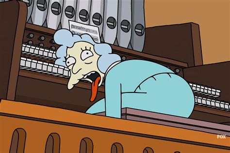 Alice Glick tocando el órgano en la Primera Iglesia de Springfield o en el momento de su fallecimiento