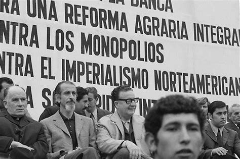Foto de Salvador Allende con comunidades Mapuche durante la Reforma Agraria en Temuco