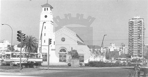 Foto de la Avenida Providencia en los años 70, mostrando su ambiente comercial y social