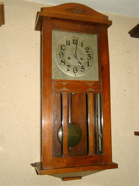 Plano detalle de un reloj de pared antiguo con manecillas moviéndose
