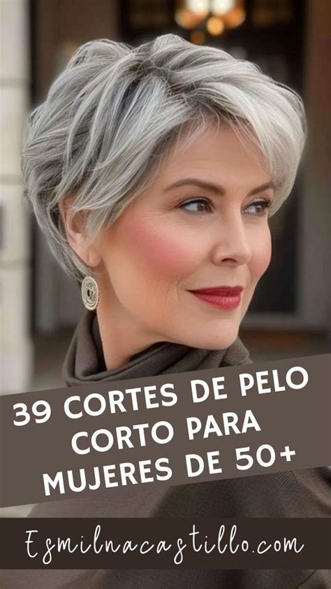 Mujer mayor con corte de pelo corto y moderno