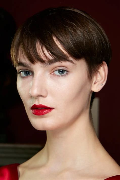 Ejemplo de corte de pelo corto que endurece facciones
