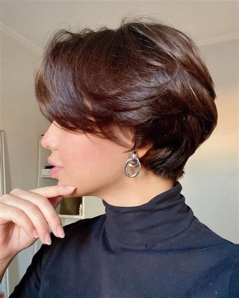 Corte bixie con volumen para mujer madura