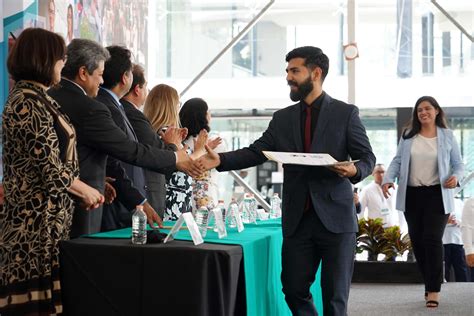 Fotografía de ceremonia de entrega de diplomas a representantes de organizaciones de adultos mayores