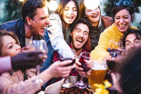 Foto de personas riendo y celebrando en una fiesta de jubilación con un ambiente festivo