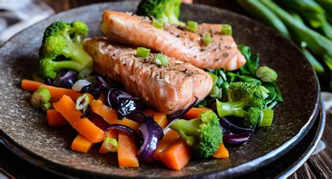 Plato de comida saludable con vegetales y pescado