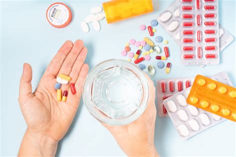 Foto temática sobre medicación o niños recibiendo medicamentos